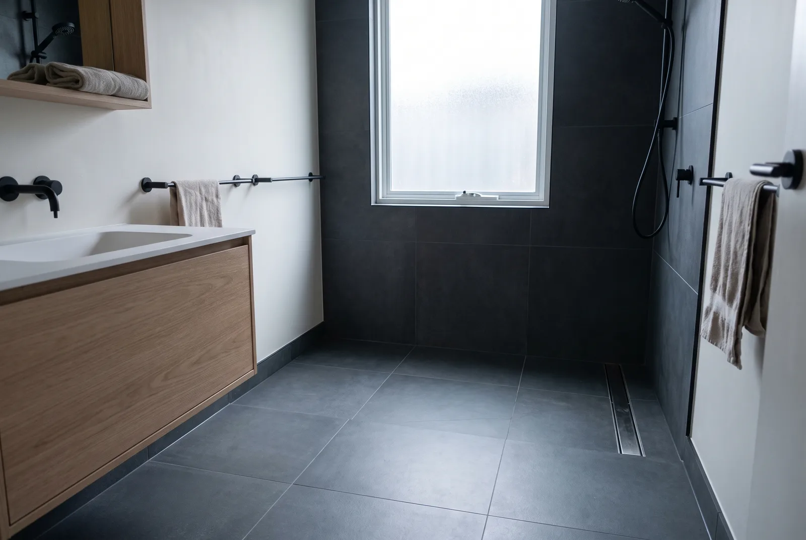 Illustration : salle de bain avec douche à l’italienne et carrelage grand format